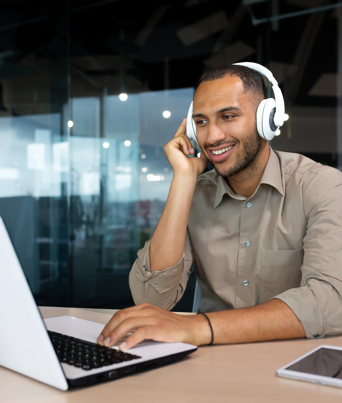 travaillant sur ordinateur en écoutant un podcast